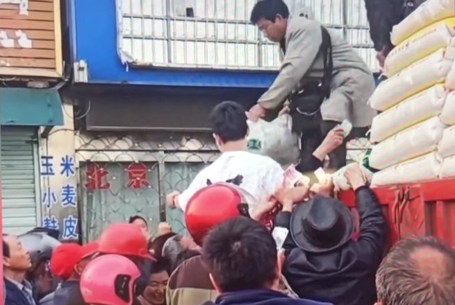 中國商務部一紙通知 引發各地出現搶糧人潮（影音）
