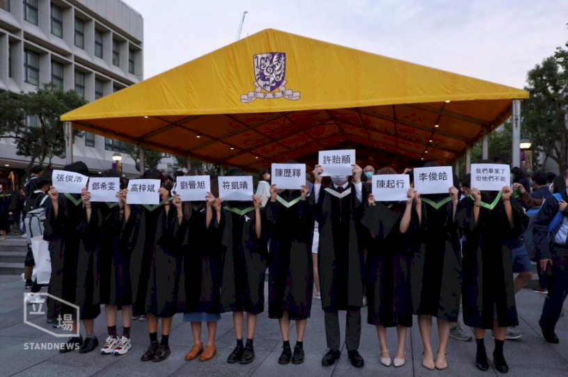 港中大生無聲抗議！「我們畢業了 但他們不能」勿忘被捕手足、哀自治已死