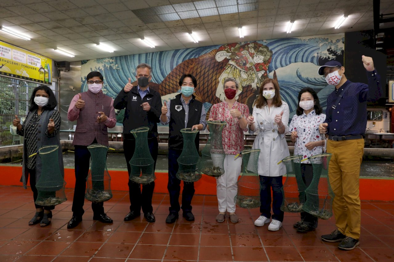 賴清德邀駐台使節釣蝦 印度代表釣最多獲金竿獎