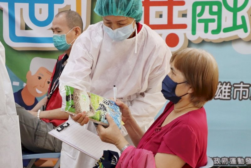 長者打疫苗送有機米 陳其邁：不同年齡不同策略