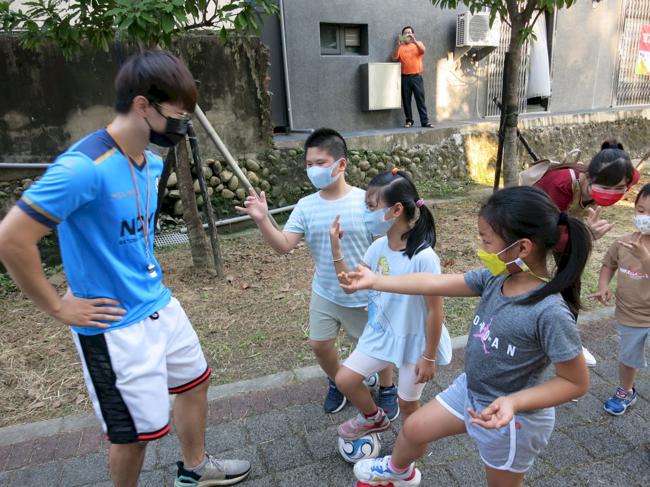迷你足球版「123木頭人」 移民署邀新住民運動防疫