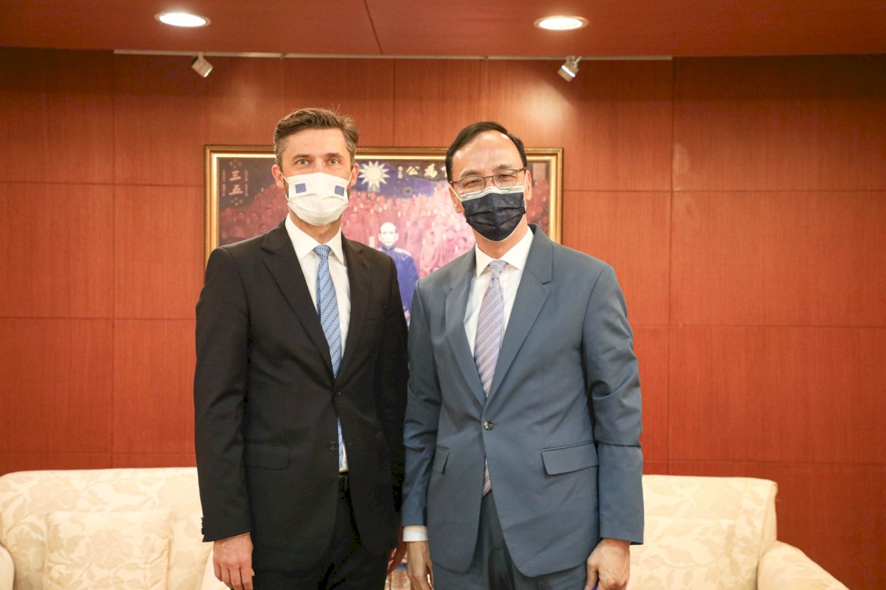 會見歐洲經貿辦事處長高哲夫 朱立倫重申反萊豬立場