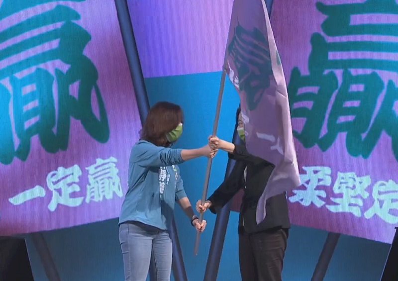 民進黨全代會為中二選區立委造勢 蔡英文授戰旗給林靜儀