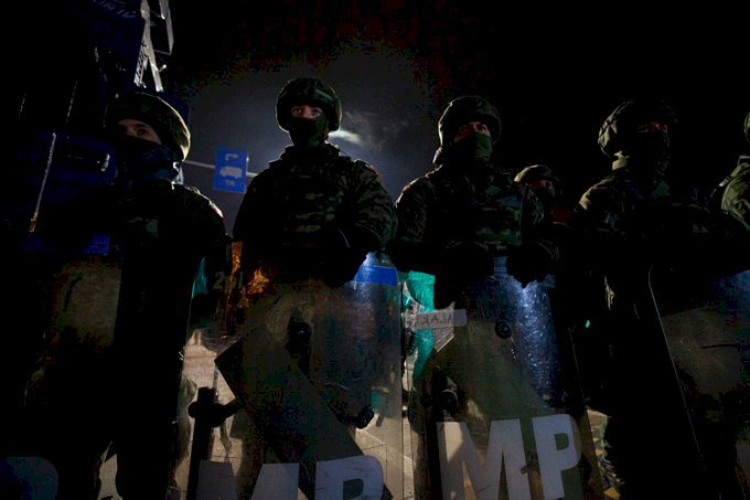 邊界移民丟石塊 波蘭士兵動用催淚瓦斯和水柱