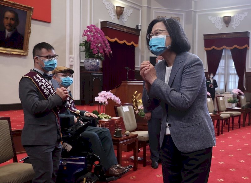 接見全球熱愛生命獎章得主 總統：正向力量的來源