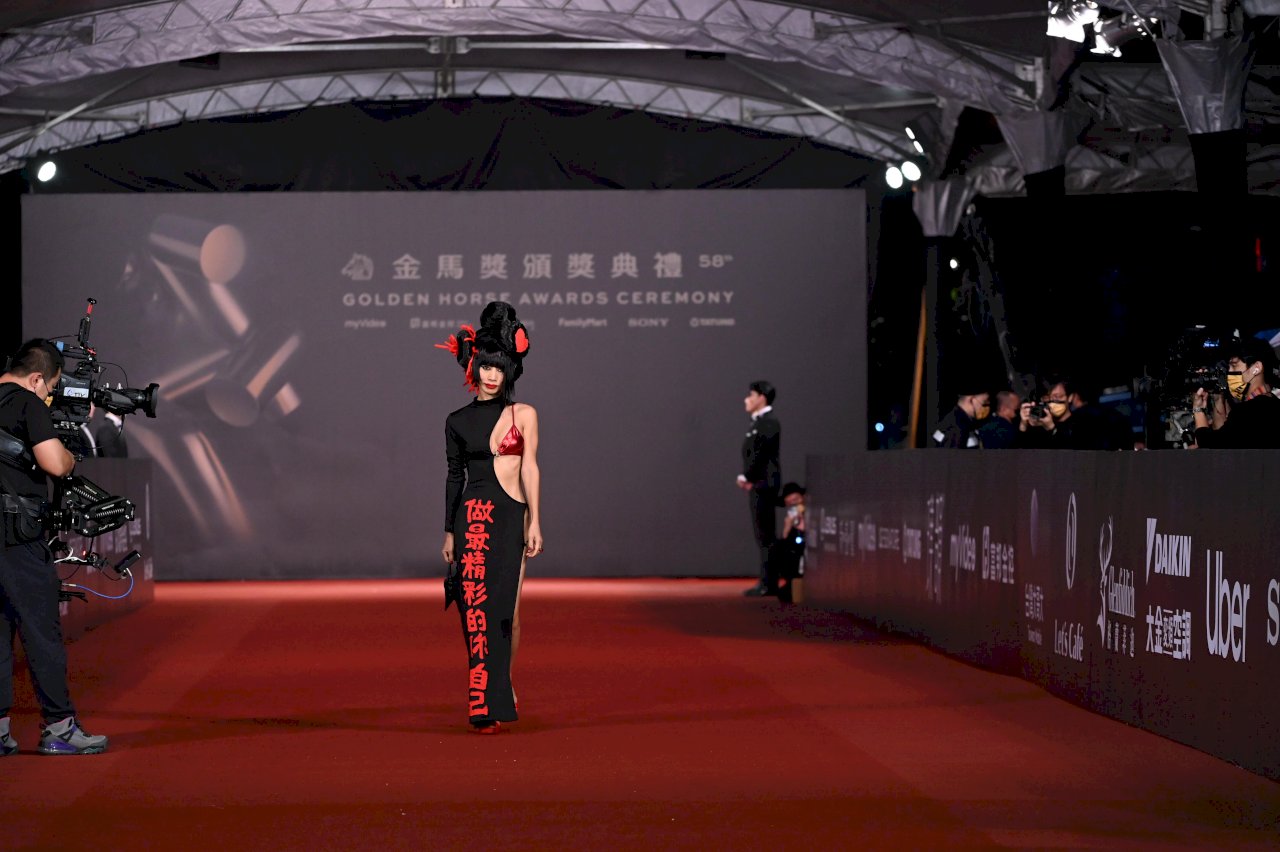 白靈現身金馬紅毯   驚人性感造型創金馬紅毯之最