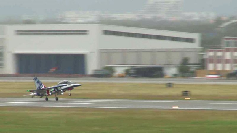 勇鷹高教機首架飛抵台東志航基地  航空迷興奮守候
