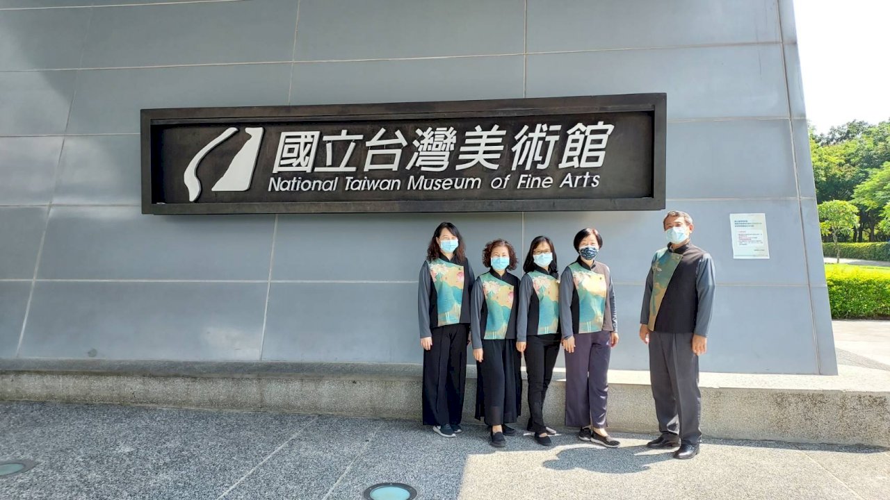 首次國寶《蓮池》穿上身  國美館志工制服亮相