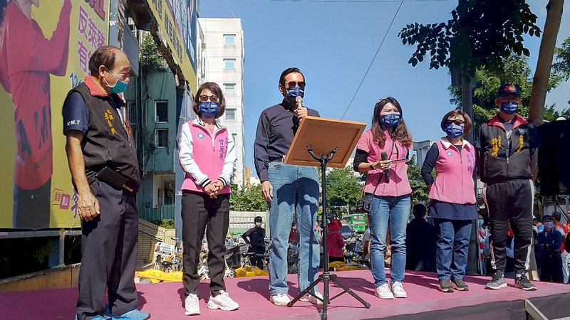 鳳山騎單車宣講公投 馬英九：反核會被世界淘汰