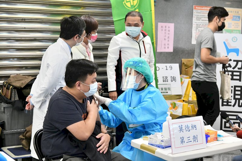 地方各自出招鼓勵打疫苗 新北歡樂耶誕城設機動接種站