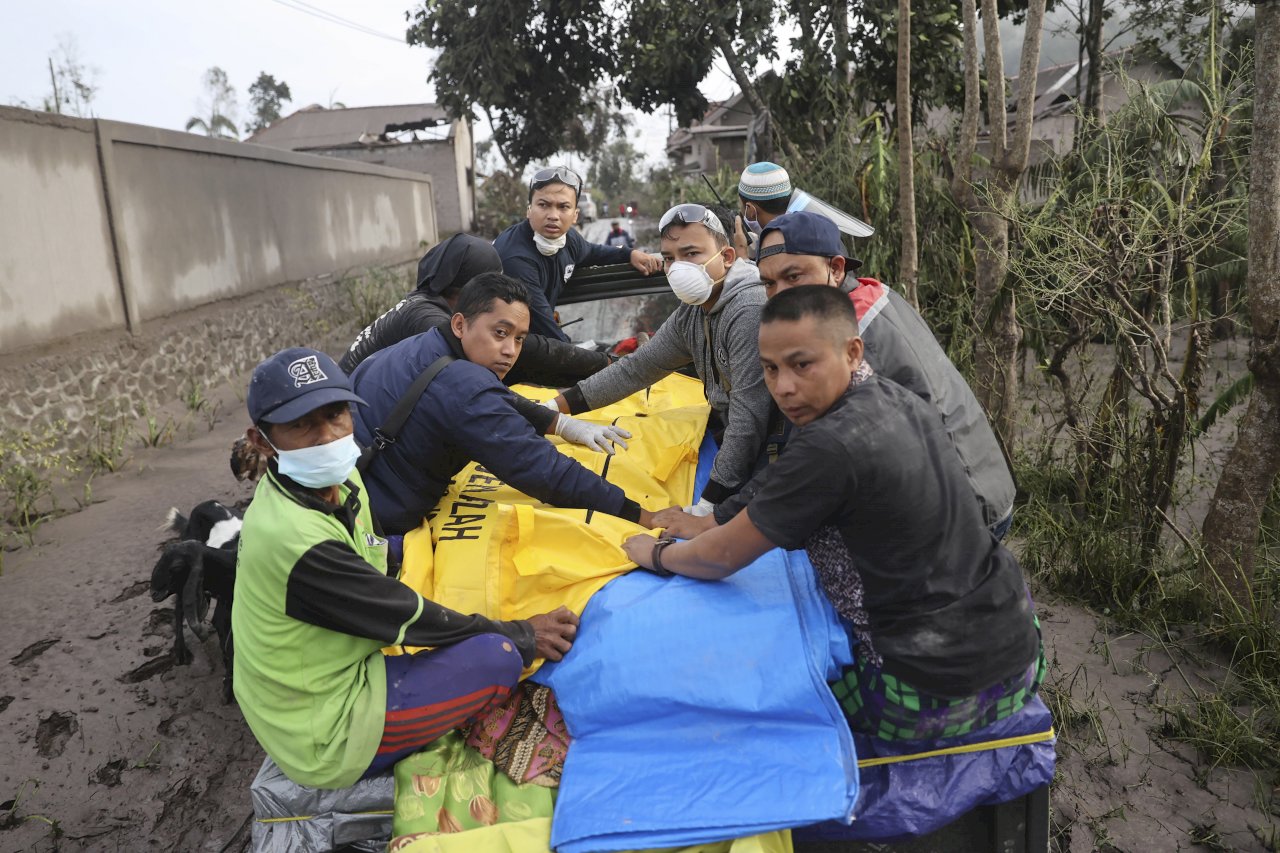 印尼塞梅魯火山噴發 死亡增至13人