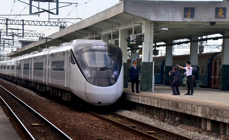 台鐵改點 EMU3000試辦自由座