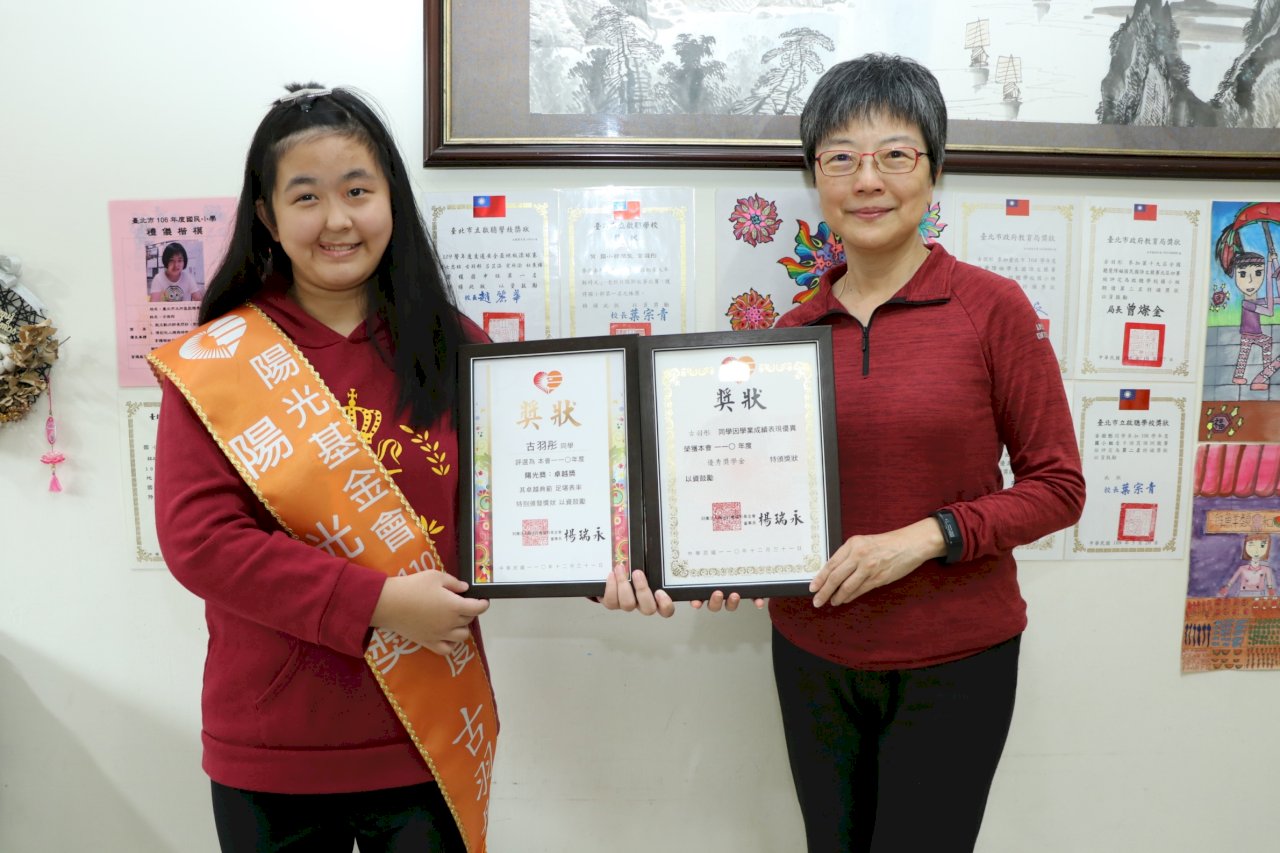 燒傷顏損學子展現生命韌性  陽光基金會到宅頒發「陽光獎」