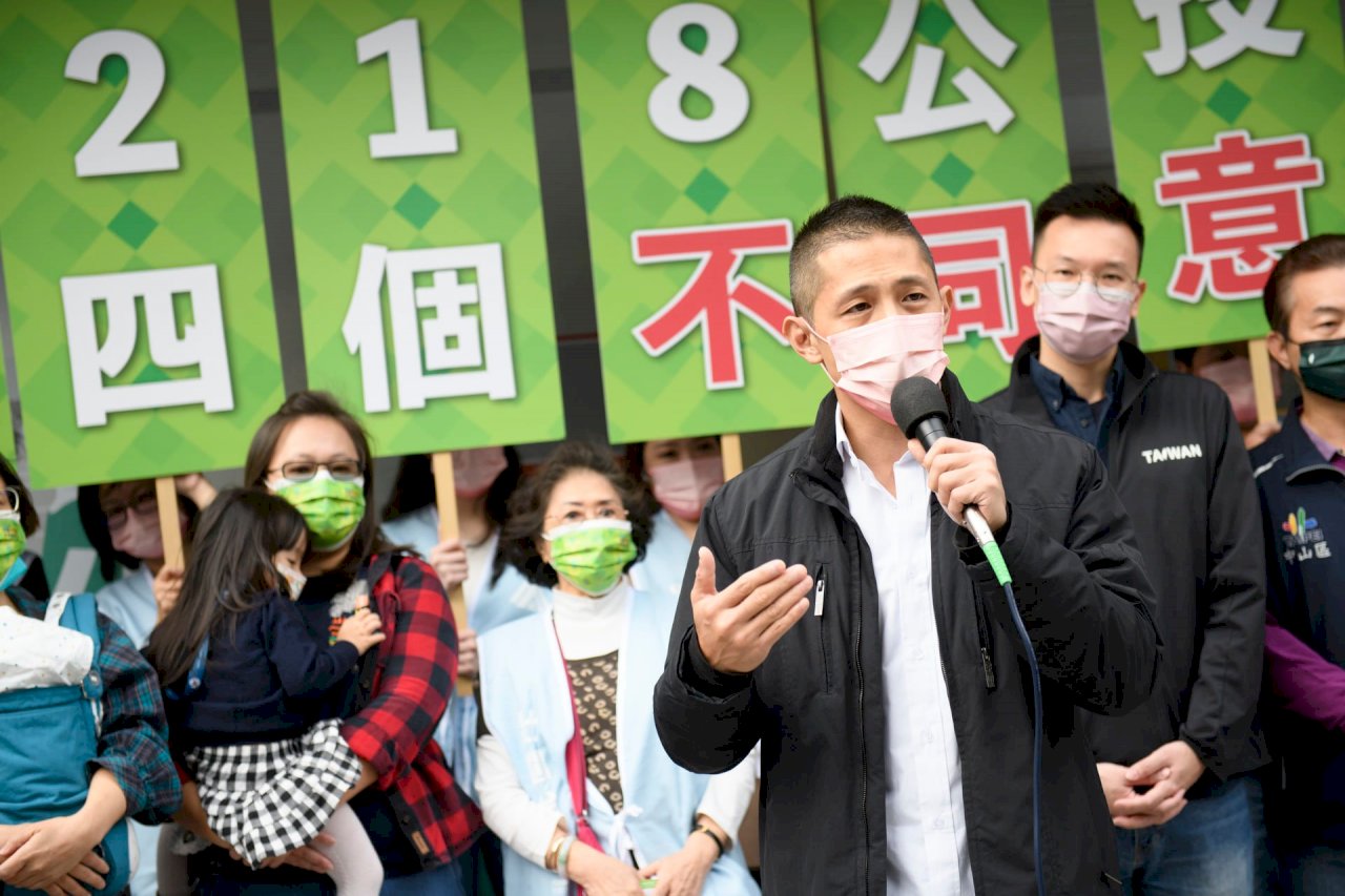 公投倒數 民進黨「型男」菜市場掃街催票 國民黨螞蟻雄兵下鄉宣講