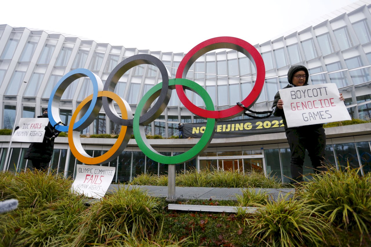 西藏學生與奧運五環鏈在一起 籲抵制北京冬奧