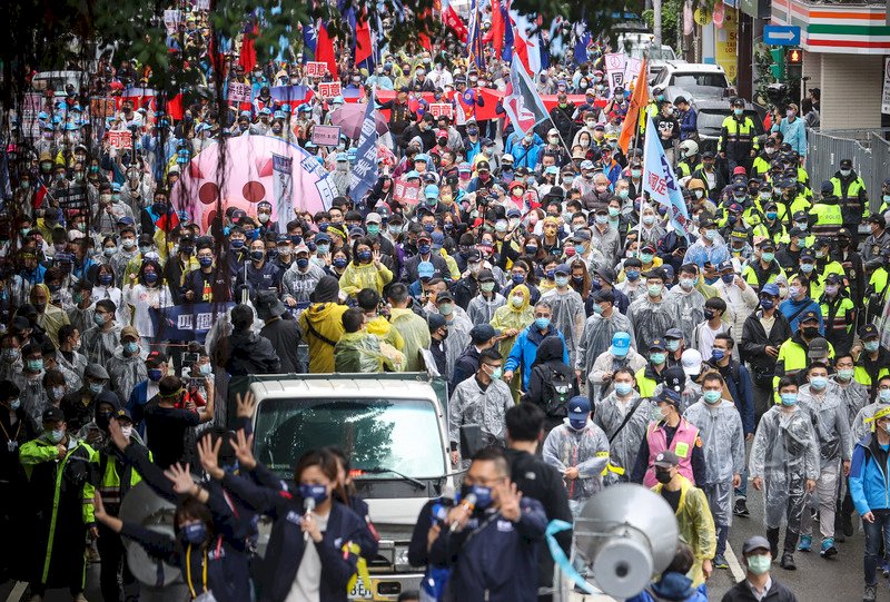 公投黃金週  國民黨合秋鬥近萬人遊行