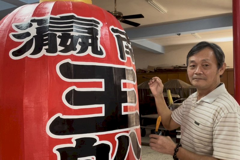 彩繪工藝師杜柏錡出手 王船祭大燈籠重現風采