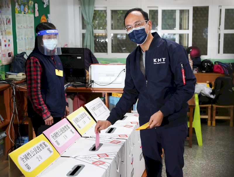寒冬夜宿自由廣場 朱立倫：和民意在一起很溫暖