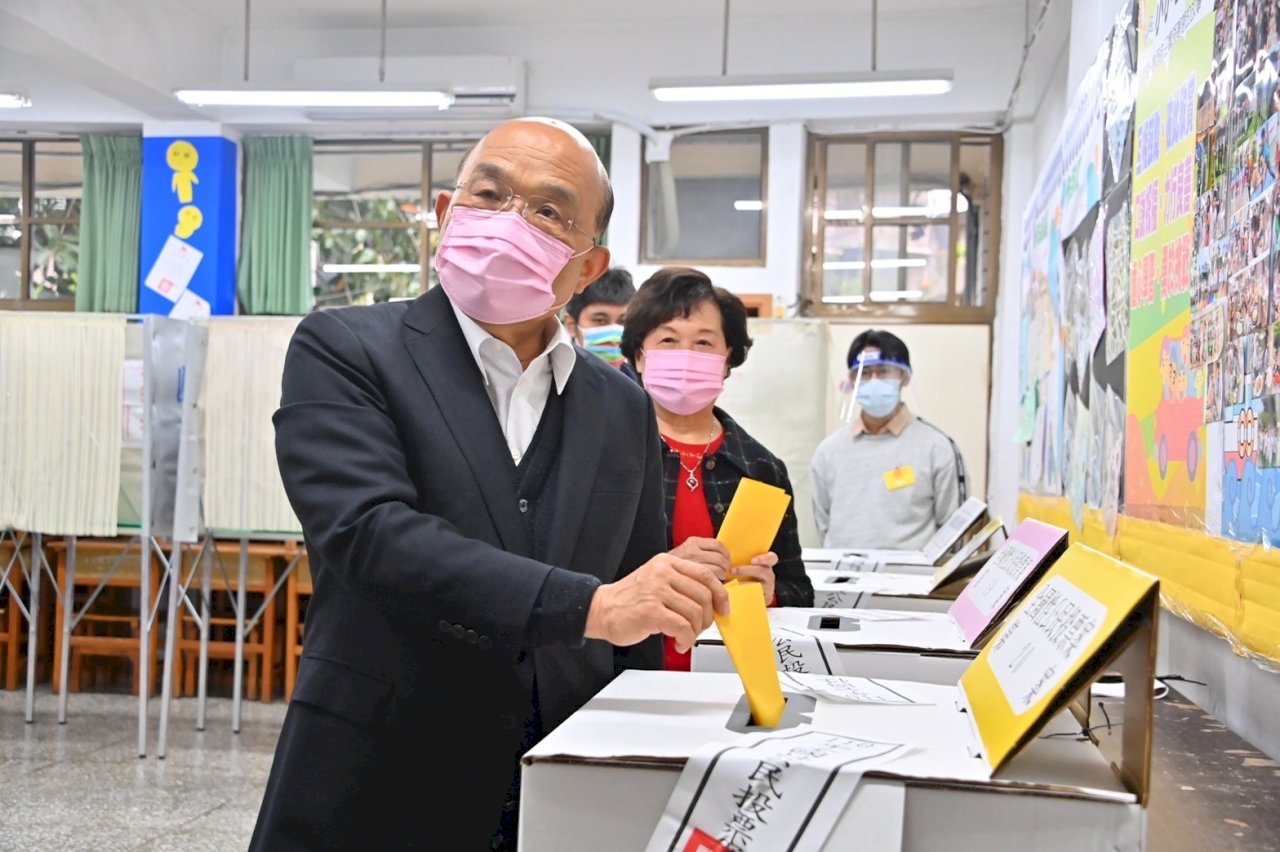一早前往投票 蘇貞昌：公投結果攸關台灣前途 盼民眾踴躍投票