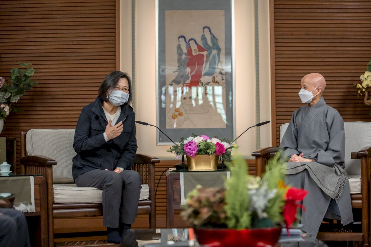 總統拜會證嚴法師 感謝慈濟捐贈疫苗、穩定民心