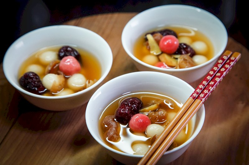 食材分開爆香，不混雜的鹹、香、油，客家鹹湯圓就是厚工