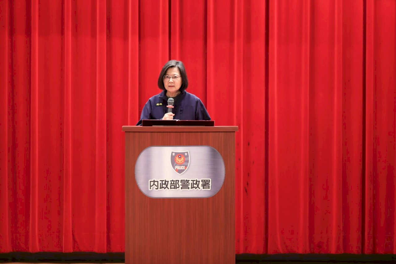總統感謝警察防疫 期勉落實執法
