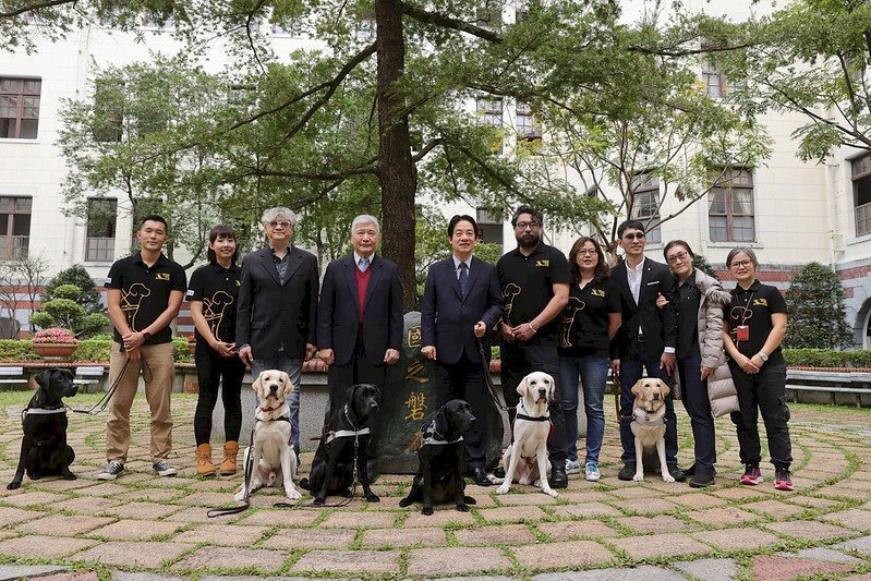 支持導盲犬制度 賴清德：打造無障礙空間 政府責無旁貸