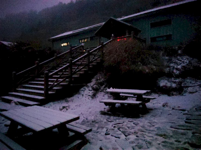 雪霸369山莊凌晨飄雪  山友喜迎北國風情