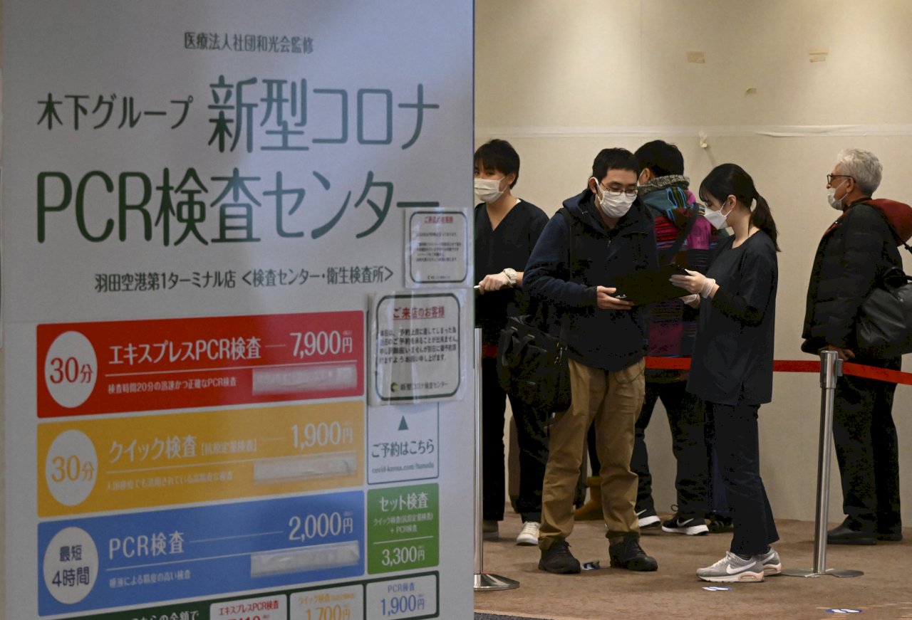 岸田「先手」對抗Omicron拉高支持率 車站、百貨PCR檢測獲好評