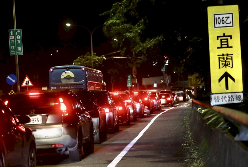 除夕國道5路段易塞車  0至5時暫停收費