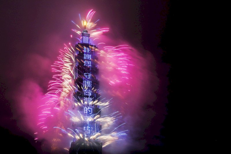 101煙火點亮新年夜空360秒  首見高樓動態展翅煙火