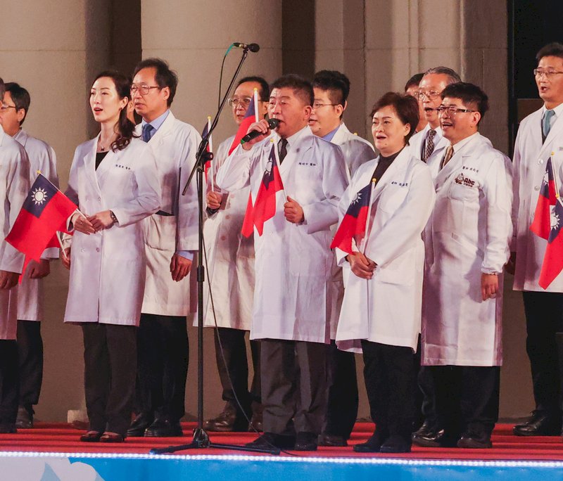總統府元旦升旗典禮 防疫指揮官陳時中領唱國歌