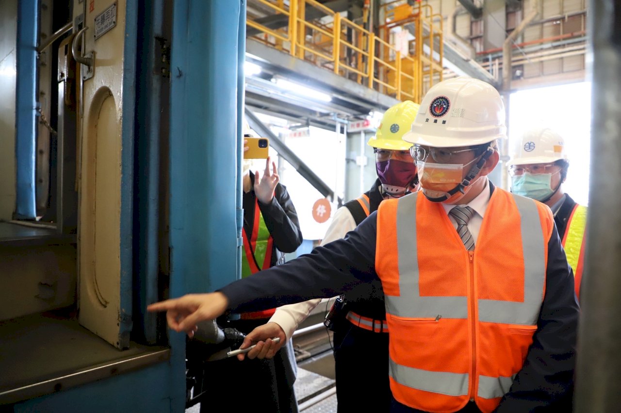 視察台鐵機務段 交長：將把台鐵改革視為首要任務