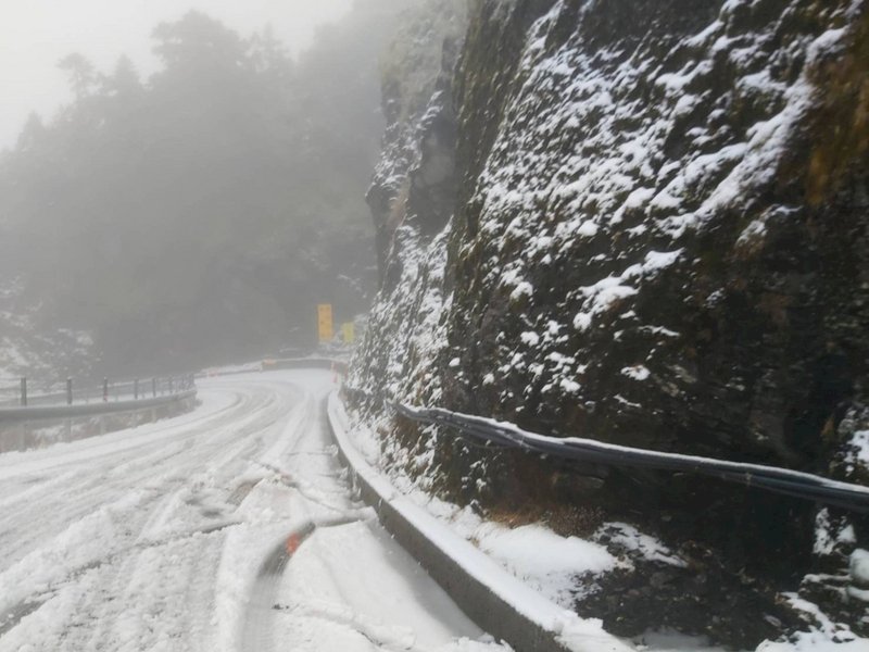 合歡山路面結冰未融 翠峰至大禹嶺夜間預警性封閉