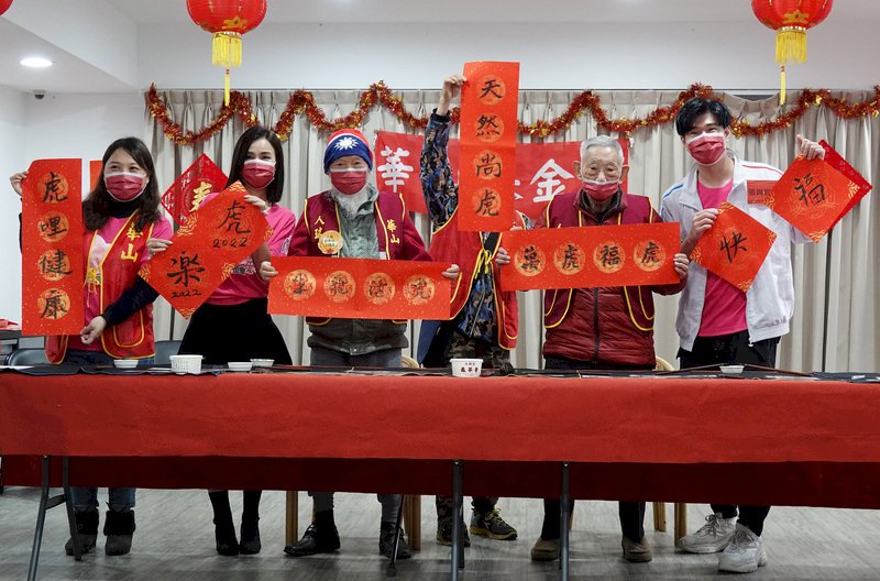◎你寫春聯、我獻愛心！百歲人瑞揮毫，大家共襄盛舉…