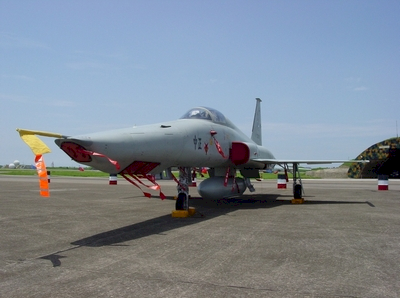 RF-5E偵照機夜航訓練 起落架燈號異常平安落地