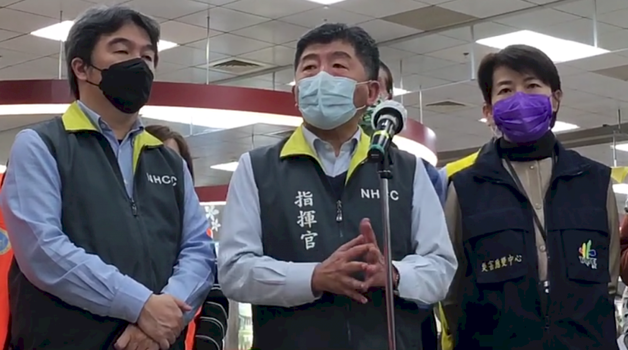 視察松機 陳時中：研議機場定期環境採檢