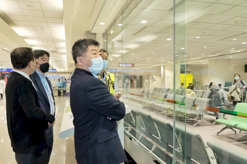 長程航班旅客入境採陰才放行 首架班機至少4陽性