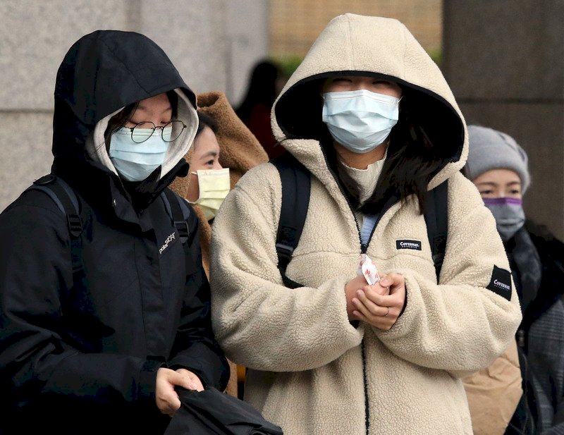 大學學測登場  考生保暖可攜圍巾、暖暖包