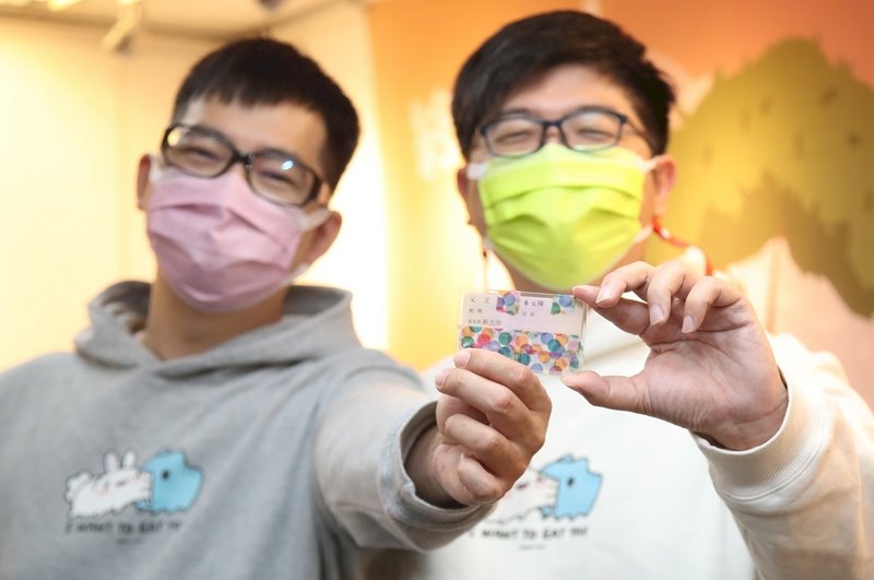喵爸圍爸登記成功  全台首個同志雙親收養家庭