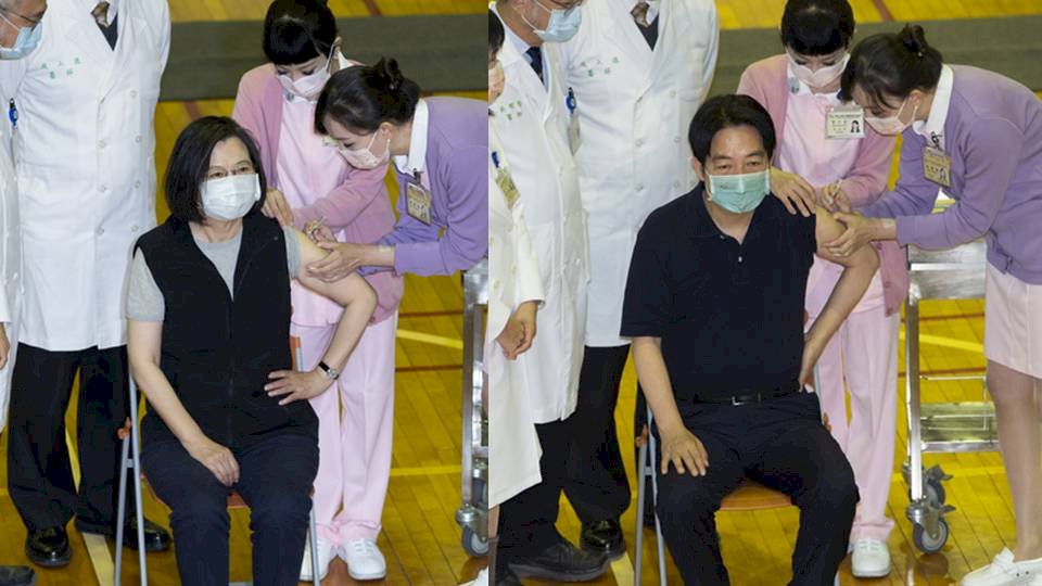 總統副總統完成第三劑高端疫苗施打 兩人都比讚