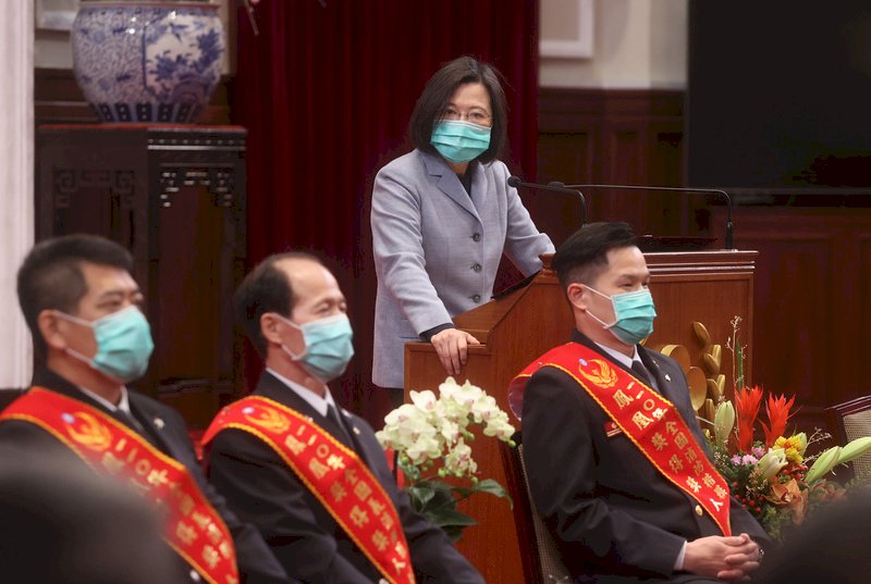 消防節前夕接見鳳凰獎楷模 總統：會持續汰換裝備、增補人力