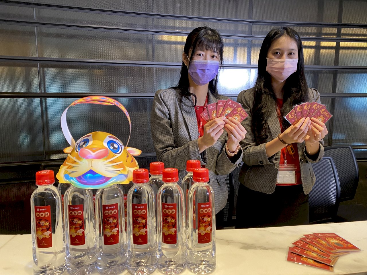 不畏疫情干擾 銀行贈發財小物添喜氣
