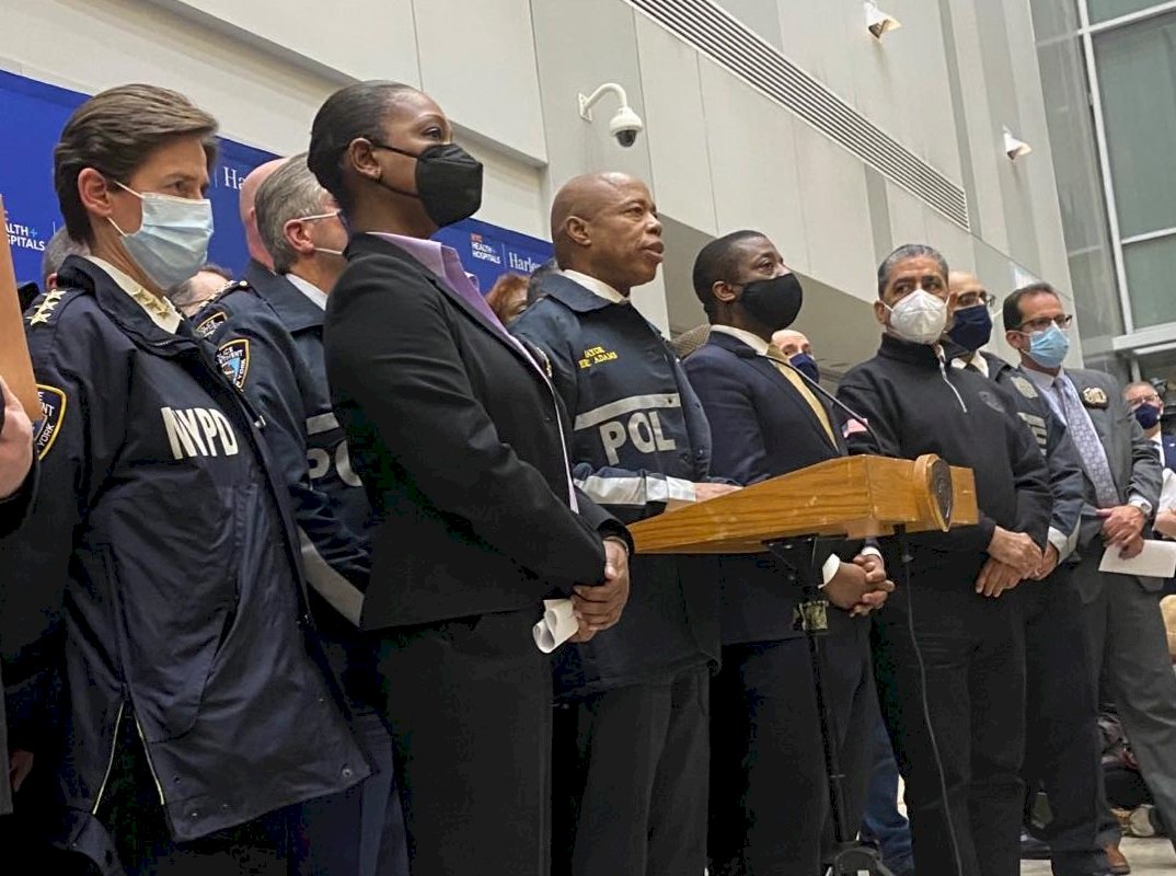 紐約警員遭射殺 市長籲華府對槍枝採取行動