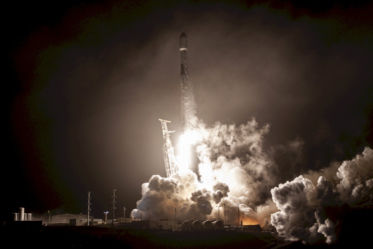SpaceX火箭完成任務後漂流太空7年 3月將撞月球