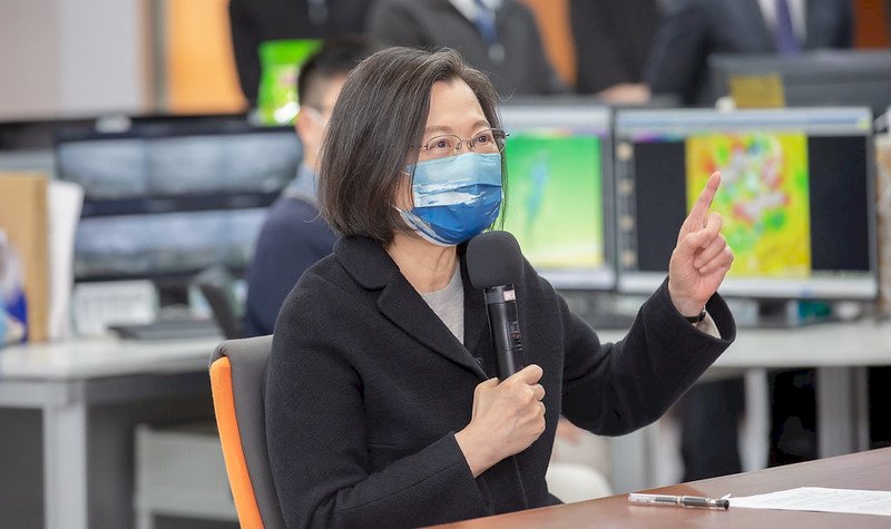 首度視察氣象局 蔡總統提2點期許：建置南部海纜、拓展氣象應用