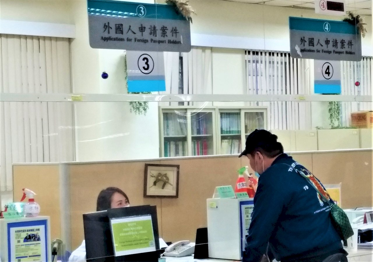 新住民居留證若到期 春節後首個上班日須申請延期