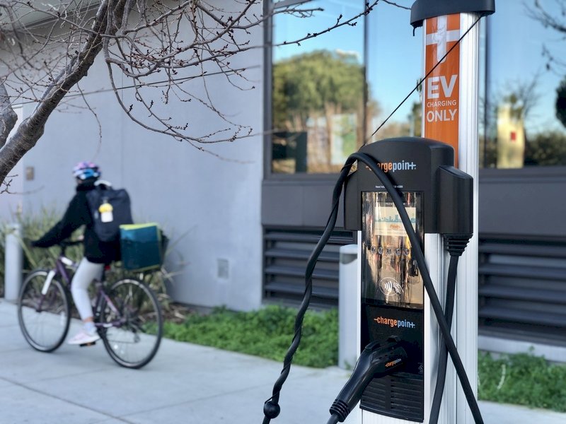 熱浪襲電力難負荷 加州籲尖峰時別充電動車
