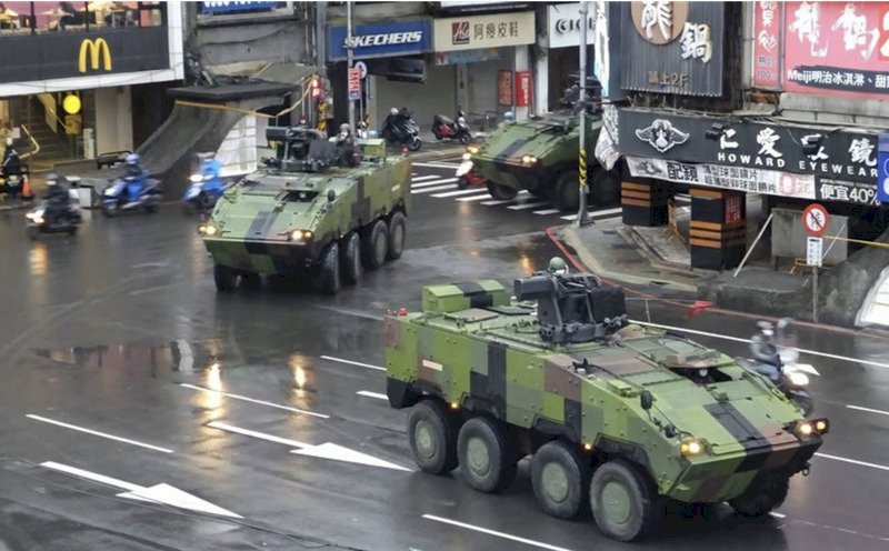 國軍春節堅守崗位  戰車雲豹街頭訓練畫面曝光