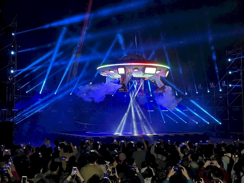 炫目宇宙飛船衝上天  台北燈節引驚呼連連